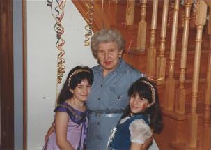 Das Foto zeigt die Zwillinge Sara (links) und Rachel mit ihrer Urgroßmutter Karola Mainzer Kahn (1902 - 1993), Purimfeier, ca. 1988
Foto: Elaine Kahn-Troster / HKV