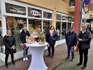 v.li.: Stephanie Walter/EGL, Jasmin Stattmüller/Kassenwartin WEL, Monika Graf/Vorsitzende WEL, Sonja Helmling/Schriftführerin WEL, Jürgen Krüpe/stellvertretender Vorsitzender, BGM Christian Schönung, Foto: EGL