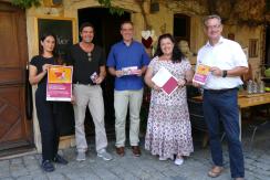 v.li.: Maria Torsiello (La Famiglia, Lorsch), Hans-Peter Frohnmaier (Theater Sapperlot), Matthias Herbener (Entwicklungsgesellschaft Lorsch), Stadtverordnetenvorsteherin Christiane Ludwig-Paul, Bürgermeister Christian Schönung; Bild: Stadt Lorsch