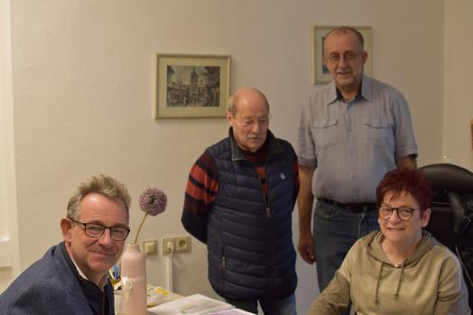 Das Bild zeigt v.l.n.r.: Bürgermeister Christian Schönung, Karl-Heinz Schneller, Helmut Wägner und Gabriele Schneller
Foto: Stadt Lorsch