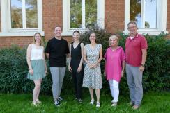 Das Bild zeigt v.l.n.r.: Lea Köhler (Sozialamt Stadt Lorsch), Herr Patrick Schmittinger (Fachbereich Gesundheitsversorgung - Kreis Bergstraße), Frau Sabrina Vanessa Schmitz (Fachbereichsleitung Gesundheitsversorgung - Kreis Bergstraße), Christina Adler-Schäfer (Ried-PauLa), Sylvia Weber (Sozialamt Stadt Lorsch) und Bürgermeister Christian Schönung
Bild: Stadt Lorsch