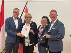 Das Bild zeigt v.l.n.r.: Landrat Christian Engelhardt, Hannelore Glab, Stadtverordnetenvorsteherin Christiane Ludwig-Paul, Bürgermeister Christian Schönung (Foto: Stadt Lorsch)