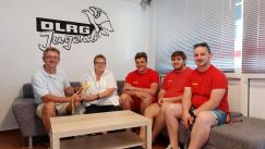 Unser Bild zeigt v.l.n.r. Bürgermeister Christian Schönung, Gudrun Frehse, Sebastian Wunsch, Pablo Jamin und Luca Sanna (DLRG)