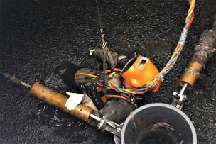 Ablassen des Tauchers in den Faulturm mit einer Seilwinde