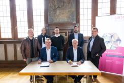 Das Bild zeigt stehend v.l.n.r.: Erster Stadtrat Alexander Löffelholz, Andreas Ehret (GGEW), Marcel Vanasco (Stadt Lorsch), Matthias Hechler (GGEW), Uwe Sänger (GGEW); sitzend v.l.n.r.: Bürgermeister Christian Schönung, Carsten Hoffmann (Vorstand GGEW AG)
Foto: GGEW AG/Marc Fippel