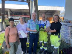 Bild von links: Ehefrau Erika Maibaum, Stadträtin Eva Grabowski, Lothar Maibaum, Personalratsmitglied Jörg Schwind und Kollegin Nicole Fischer