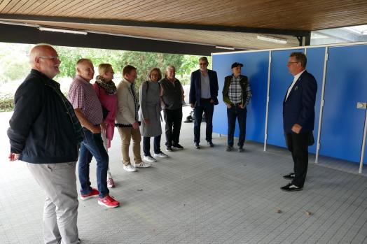 Magistrat besichtigt die Renovierungsfortschritte im Waldschwimmbad