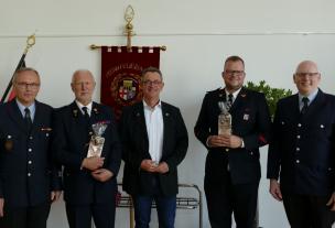 Von links nach rechts: Vorsitzender Franz-Josef Schumacher, Ehrenleutnant Freddy Deweer (Zwevegem), Bürgermeister Christian Schönung, Vorsitzender Ruben Tytgat (Zwevegem) und Stadtbrandinspektor Markus Stracke. (Foto: Stadt Lorsch)