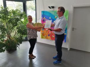 Bürgermeister Schönung bei der Überreichung des Eisgutscheines an die Leiterin der Wingertsbergschule Frau Rothfritz.