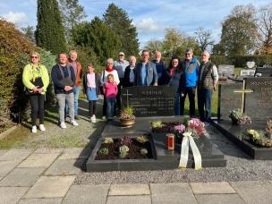 Foto: Stadt Lorsch
Von links nach rechts: Stadträtin Eva Grabowski, Stadtrat Alexander Löffelholz, Stadtrat Aloys Leidner, Urenkel von Georg Werner, Maria Werner, Peter Werner, Gerhard Werner, Bürgermeister Christian Schönung, Stadtrat Frank Schierk, Stadtverordnetenvorsteherin Christiane Ludwig-Paul, Stadtrat Klaus Schwab und Stadtrat Rudolf Häusler.