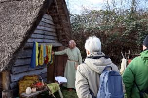 Besucher:innen am Laureshamer Färberhaus
© SG, Foto: L. Zoll