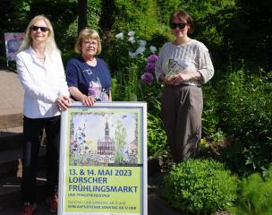 Pressegespräch v.li.: Brunhilde Schieb (Vereinssprecherin Partnerschaftsverein Lorsch), Eva-Maria Eberle (Ehrenamtliches Mitglied im Pfingstrosenprojekt), Jana Lenhart (Leitung KULTour-Büro Stadt Lorsch)