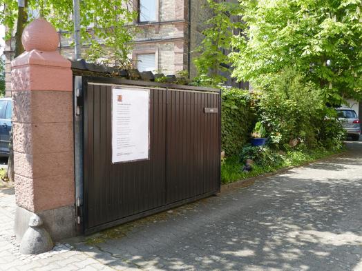 Hoftor mit Gedichtplakat