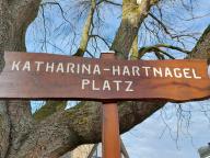 Bild des Straßenschilds mit der Aufschrift Katharina-Hartnagel-Platz