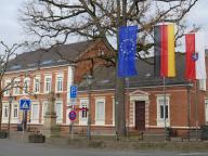 Das Stadthaus mit Beflaggung