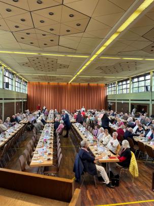 Blick auf die sich füllenden Tische am Seniorennachmittag