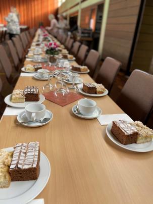 Die Tische sind gedeckt für den Seniorennachmittag