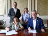 Bei der Vertragsunterzeichnung