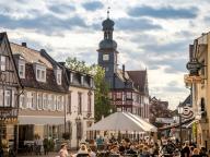 Bilder der Lorscher Innenstadt mit dem Rathaus im Hintergrund