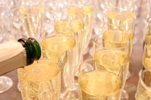 Sekt wird eingeschenkt