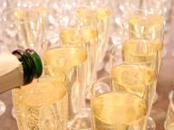 Sekt wird eingeschenkt