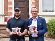 Das Bild zeigt: Christian Renke (Hilfspolizist) und Bürgermeister Christian Schönung.   