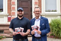Das Bild zeigt: Christian Renke (Hilfspolizist) und Bürgermeister Christian Schönung.