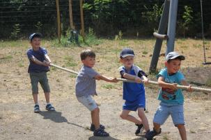 Kinder beim Tauziehen