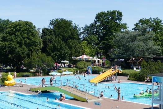 Bild vom Lorscher Freibad: Bereich mit Rutsche