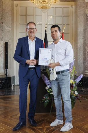 Integrationslotse Ahmed Aourir und Sozial- und Integrationsminister Klose