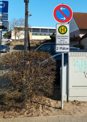 Elternhaltestelle in der Bahnhofstraße 29 (kurz vor der Einfahrt zum Parkplatz)