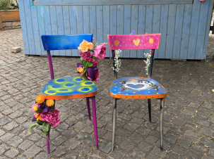 Stuhlaktion: bunte Stühle werden versteigert