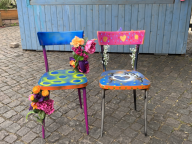 Stuhlaktion: bunte Stühle werden versteigert