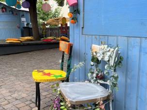 Stuhlaktion: bunte Stühle werden versteigert