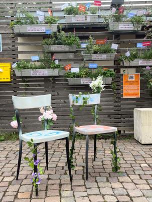 Stuhlaktion: bunte Stühle werden versteigert