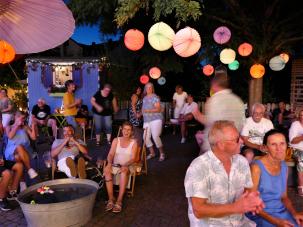Bild der Atmosphäre unter dem Blütenhimmel