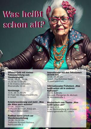 Das Bild zeigt eine ältere Dame auf einem Motorrad