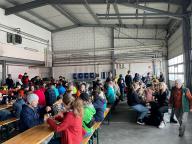 Blick in die Halle zu den Helfern