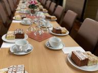 Die Tische sind gedeckt für den Seniorennachmittag