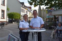 Die Polizeihauptkommissarin, Frau Hellermann-von Serkowsky bietet gemeinsam mit Herrn Bürgermeister Schönung den Lorscher Bürger*innen eine Sprechstunde zum Thema Sicherheit an.