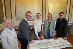 Sylvia Weber (Stadt Lorsch), Bürgermeister Christian Schönung, Sarah van Gulik und Katharina Nägele (Familienzentrum Bensheim e.V.) sowie Ralf Kleisinger (Stadt Lorsch)