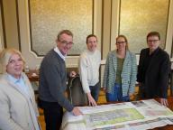 Sylvia Weber (Stadt Lorsch), Bürgermeister Christian Schönung, Sarah van Gulik und Katharina Nägele (Familienzentrum Bensheim e.V.) sowie Ralf Kleisinger (Stadt Lorsch)