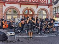 Big Band Erzhausen vor dem Alten Lorscher Rathaus