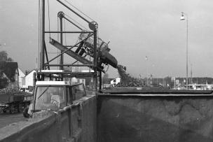 Zuckerrübenverladung am Lorscher Bahnhof mit einer Wagenkippanlage, um 1984