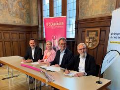 Das Bild zeigt v.l.n.r.: Peter Unger (Telekom), Erste Stadträtin Eva Grabowski, Bürgermeister Christian Schönung, Harald Weber (GlasfaserPlus GmbH)
