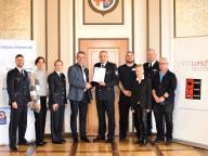 Das Bild zeigt v.l.n.r.: Johannes Hofmann (Präventionsbeauftragter der Polizeidirektion Bergstraße), Janina Hallstein (Geschäftsstelle Netzwerk gegen Gewalt Südhessen), Stephanie Hellermann-von Serkowsky (Schutzfrau vor Ort),  Bürgermeister Christian Schönung, Björn Gutzeit (Polizeipräsident Polizeipräsidium Südhessen), Christian Renke (Stadt Lorsch), Konstanze Schmidt (Geschäftsführerin Zentrale Geschäftsstelle Netzwerk gegen Gewalt im Innenministerium), Gerald Gürtelschmied (Polizeistationsleiter Heppenheim), Rainer Dluzak (Stadt Lorsch) 