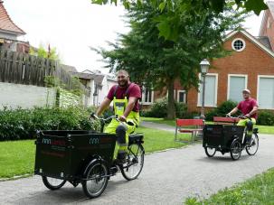 Städtische Mitarbeiter auf e-Lastenfahrrädern