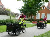 Städtische Mitarbeiter auf e-Lastenfahrrädern