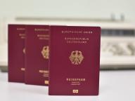 Das Bild zeigt mehrere Reisepässe