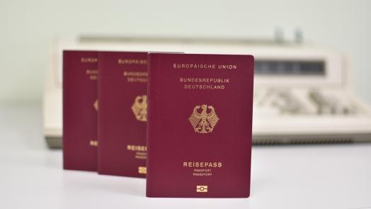 Das Bild zeigt mehrere Reisepässe